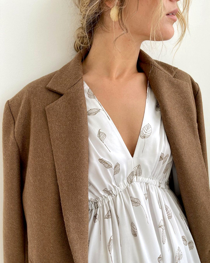 Blazer masculin trop grand + robe estivale = le bon mix