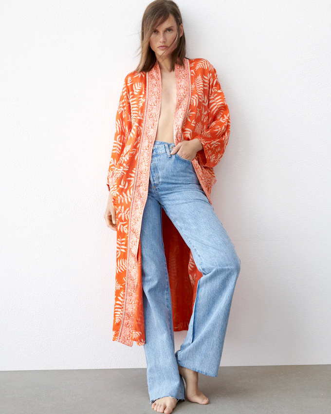 M�lant orange vitamin� et longueur flatteuse, ce kimono m�rite d'�tre port� � l'ext�rieur