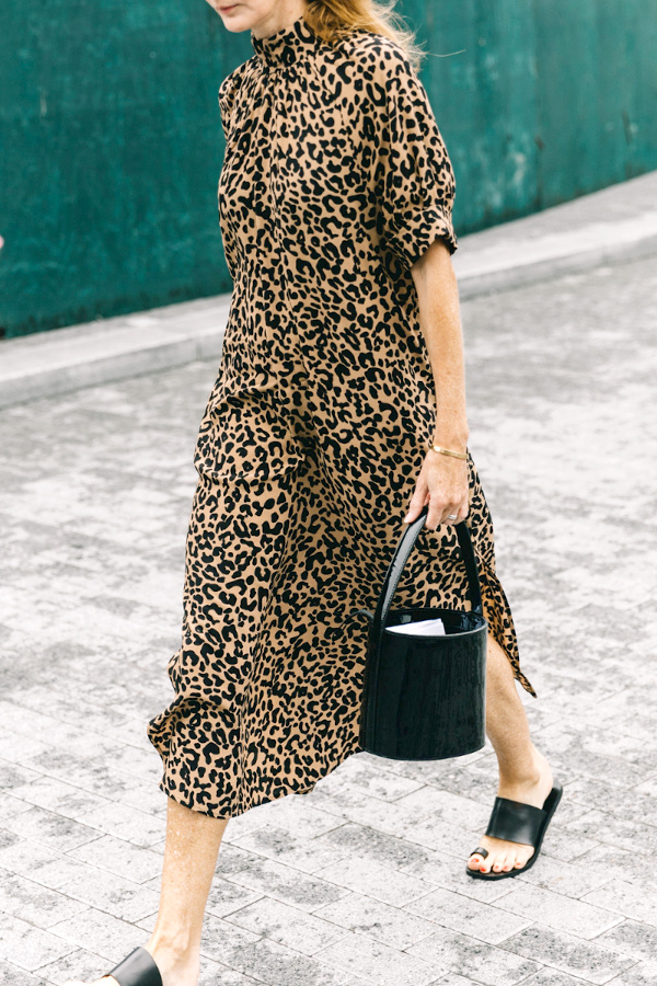Robe l�opard + accessoires minimalistes = le bon mix