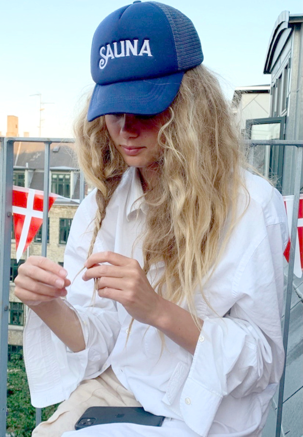 Casquette nineties + longs cheveux blonds emm�les + chemise blanche = le bon mix