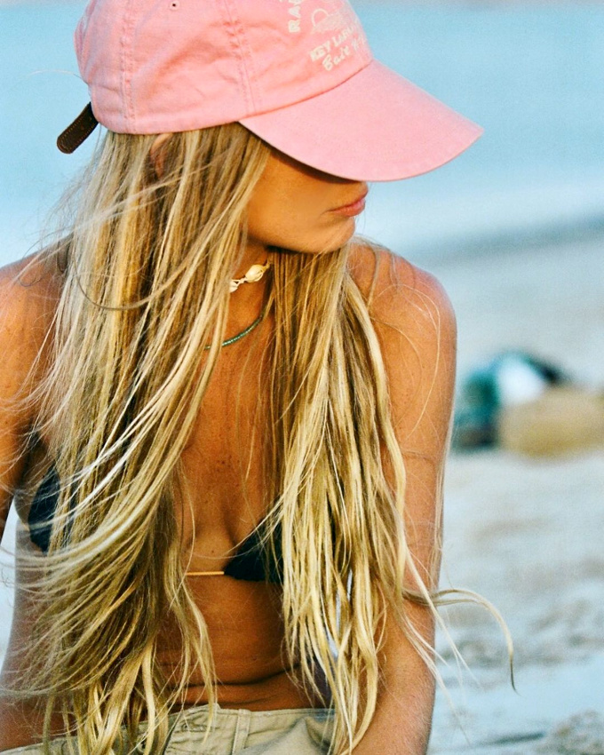 Oui au mix casquette rose/bronzage caramel/chino lichen !