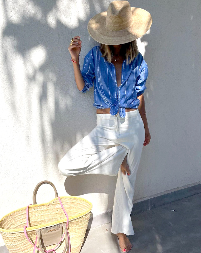 M�lant large chapeau de paille, pantalon blanc et chemise masculine nou�e sur le devant, ce look a tout bon !