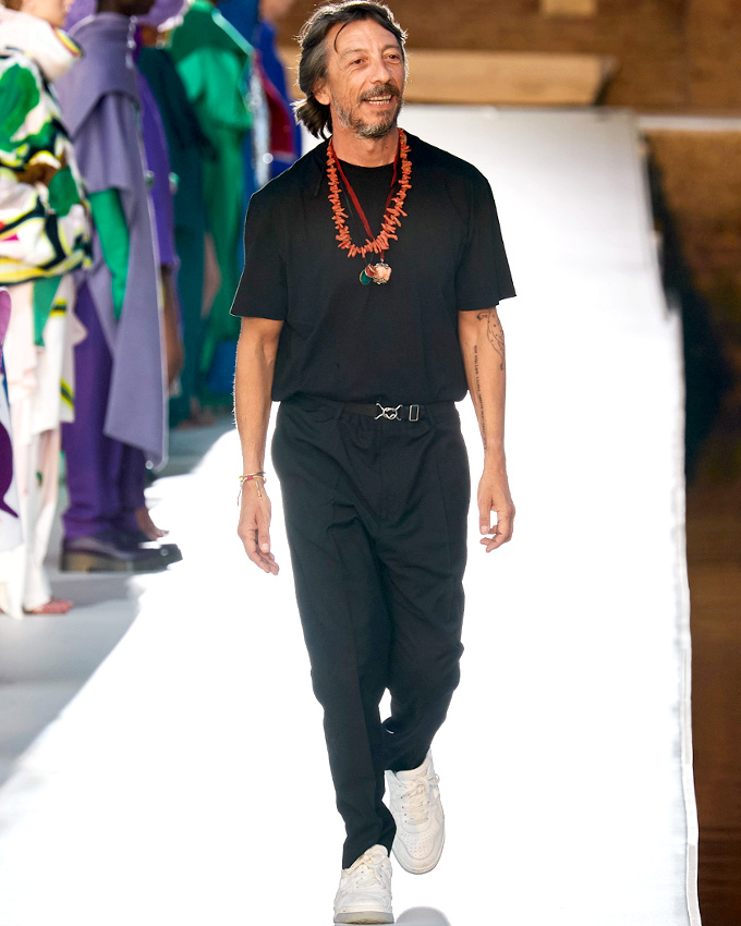 On piquerait bien � Pierpaolo Piccioli l'id�e du mix total look noir/collier de corail !