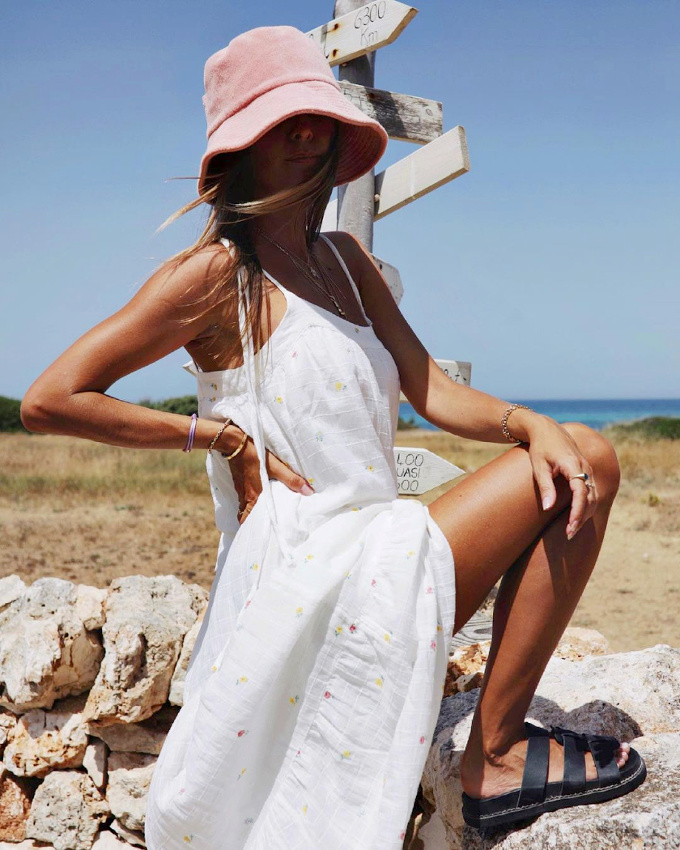 Rien de tel qu'un bob en �ponge bubble gum pour injecter une touche d'espi�glerie � un look estival !