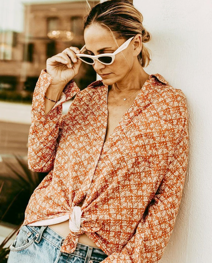 Imprim� orang� + jean d�lav� = le bon mix