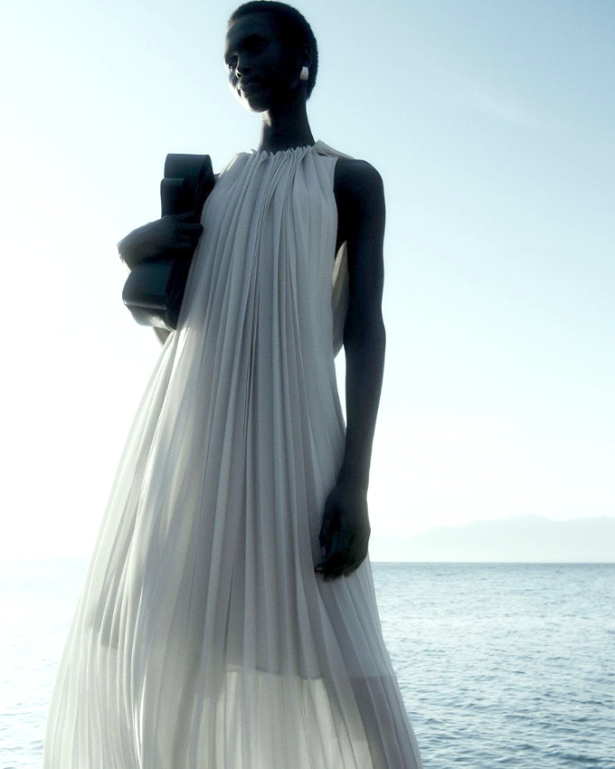 � la fois moderne et universel, le pliss� de cette robe a tout bon !