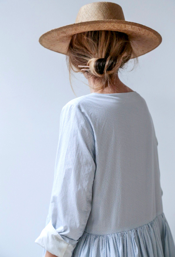 Chignon bas + chapeau de paille = le bon mix