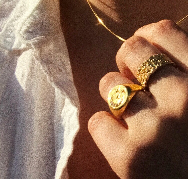 Tr�s fine cha�nette + bagues massives + chemise blanche = le bon mix