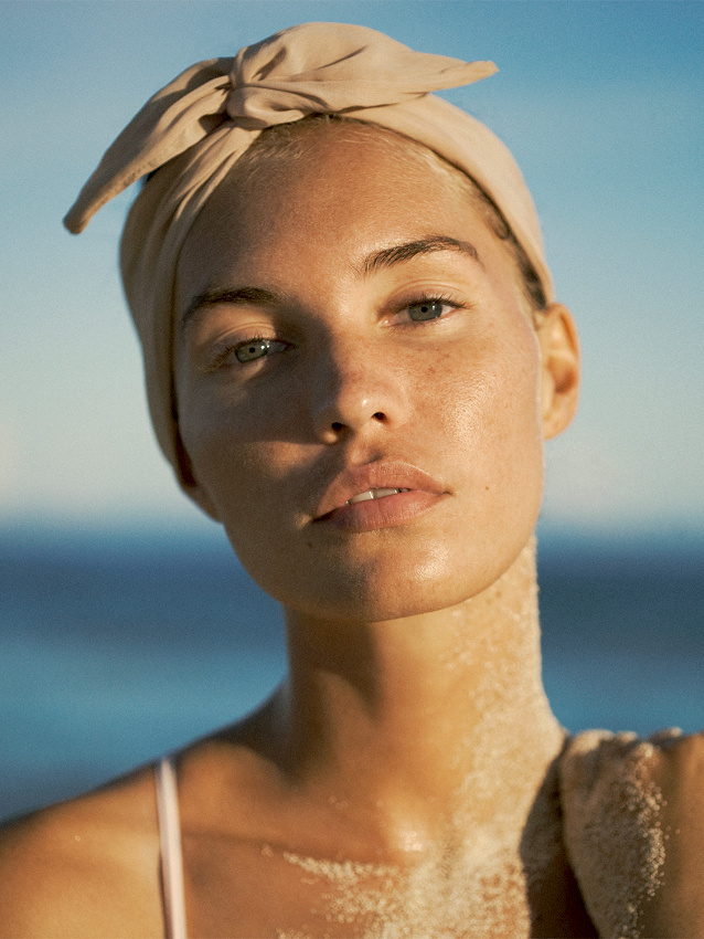 Rien de tel qu'un bandeau turban pour sophistiquer une tenue de plage !