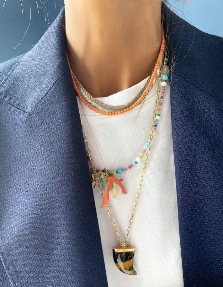 Oui � l'accumulation de colliers twistant joyeusement le mix blazer bleu marine/tee-shirt blanc !