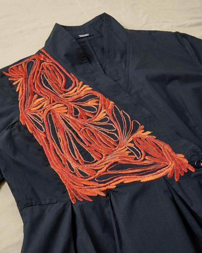 Bleu marine + broderies orang�es asym�triques = le bon mix