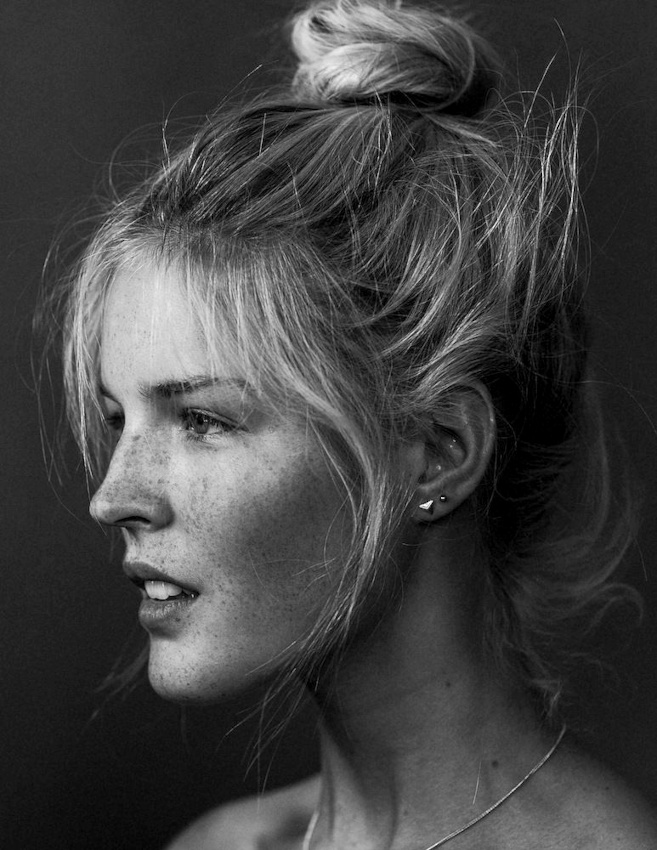 Rien de tel qu'un chignon haut un brin l�che pour mettre en valeur l'ovale d'un visage !