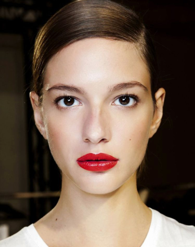 Coupe gar�onne + yeux de biche + bouche incandescente = le bon mix