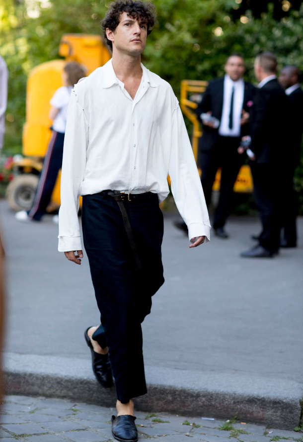 M�lant ceinture trop longue, pantalon bleu marine raccourci et ample chemise blanche, ce look a tout bon !