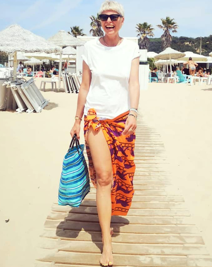 Tee-shirt blanc + coupe courte + maxi sourire + par�o orange = le bon mix