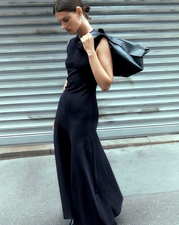 Minimaliste et �l�gante, cette longue robe noire donne envie d'�tre port�e en ville et en journ�e !