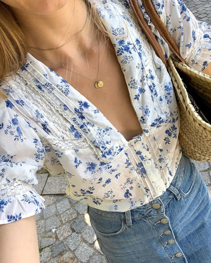 Rien de tel qu'une sobre pi�ce en jean pour apaiser un top furieusement r�tro !