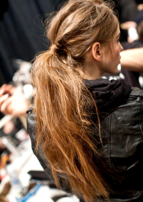 Cheveux ultra longs textur�s + queue de cheval = le bon mix