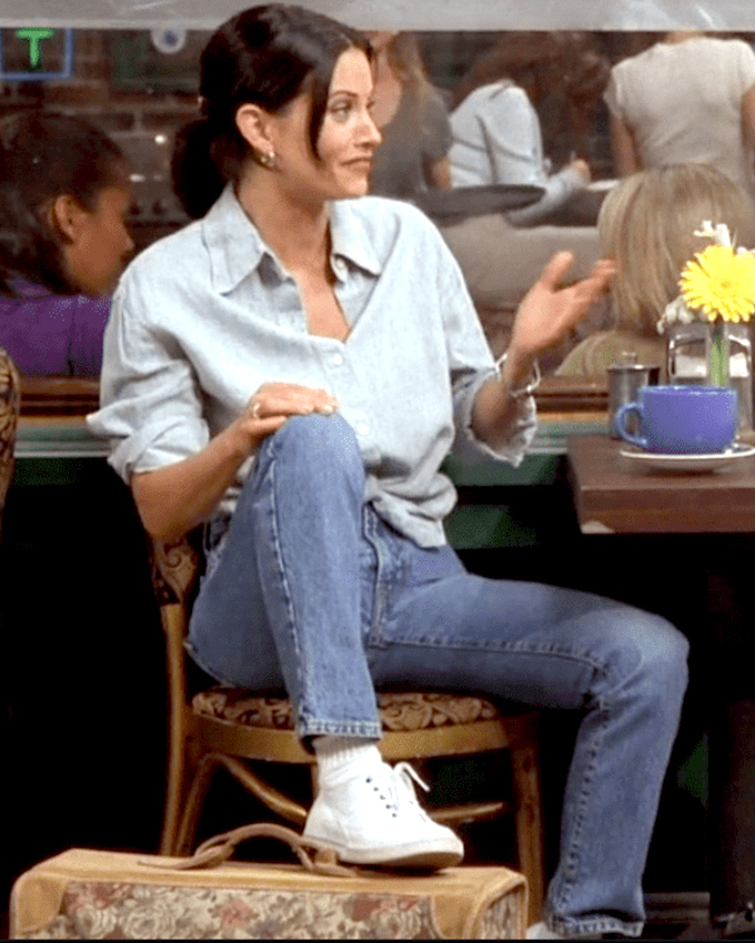 Chemise en jean clair + jean brut + baskets blanches = le bon mix