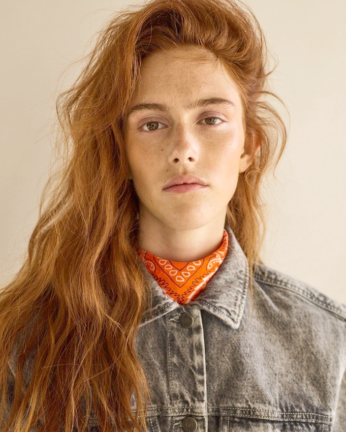 Denim noir d�lav� + touche d'orange = le bon mix