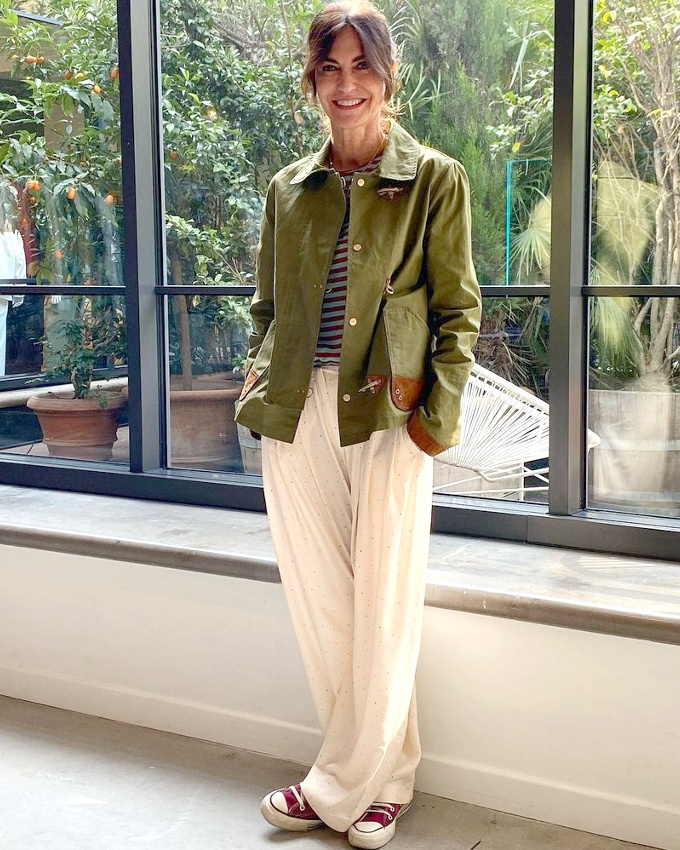 Pantalon large fluide + converses + veste courte kaki = le bon mix