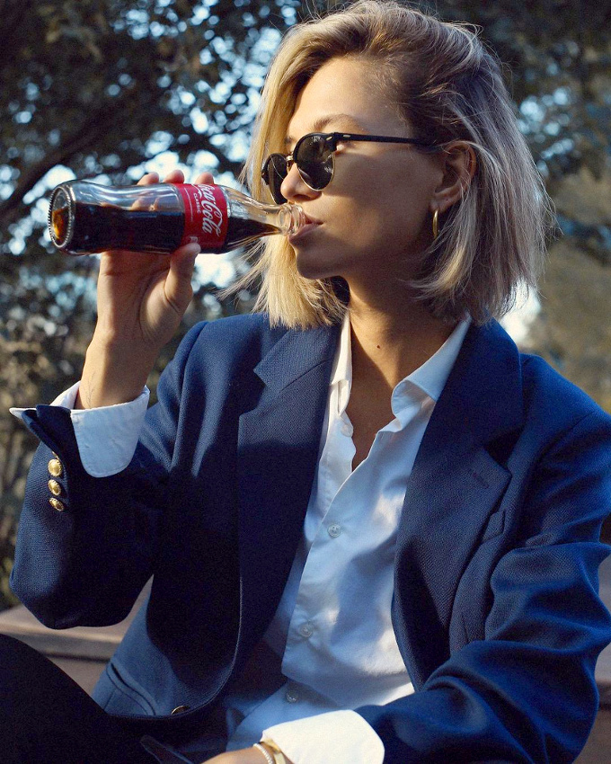 Port� avec un zeste de d�sinvolture, le duo chemise blanche/blazer bleu marine fait mouche !