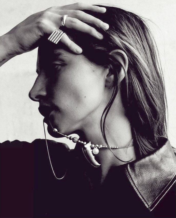 Cuir + bijoux chics et sauvages = le bon mix