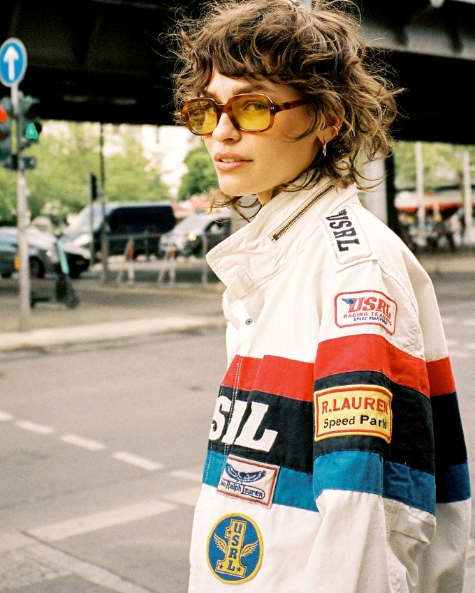 Boucles courtes froiss�es + blouson vintage esprit sport m�canique + lunettes seventies = le bon mix