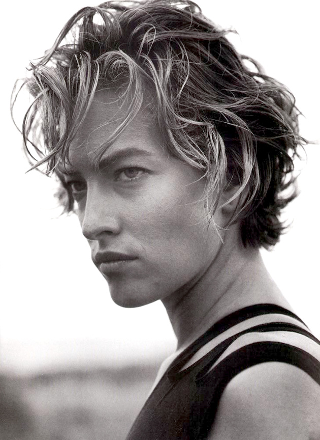 Carr� court tr�s l�g�rement ondul� + mine d�termin�e = le bon mix