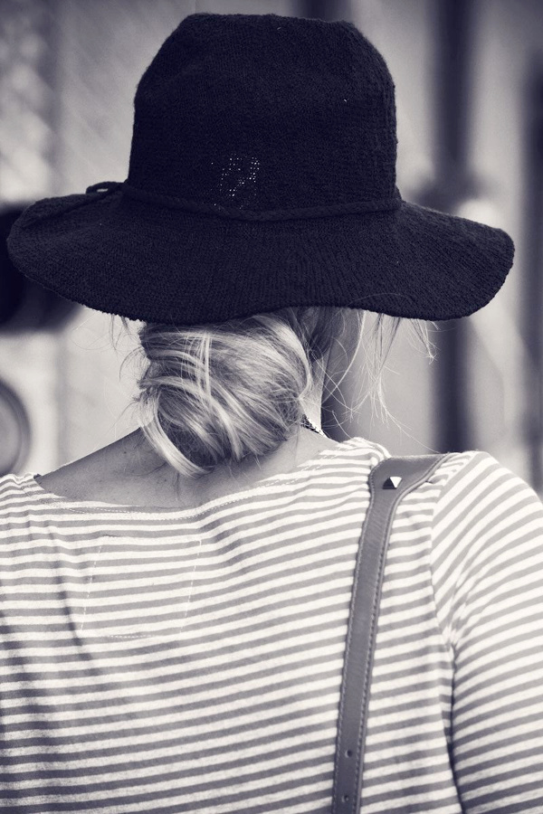 Chapeau mou + chignon bas + marini�re = le bon mix