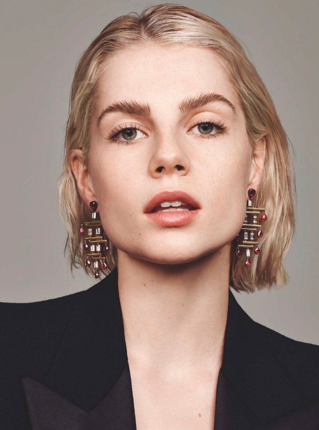 Pour ou contre le brossage de sourcils vers le haut ?