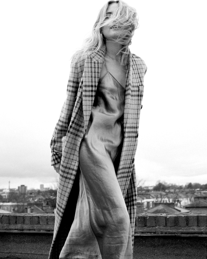 Manteau couvrant masculin + robe nuisette = le bon mix