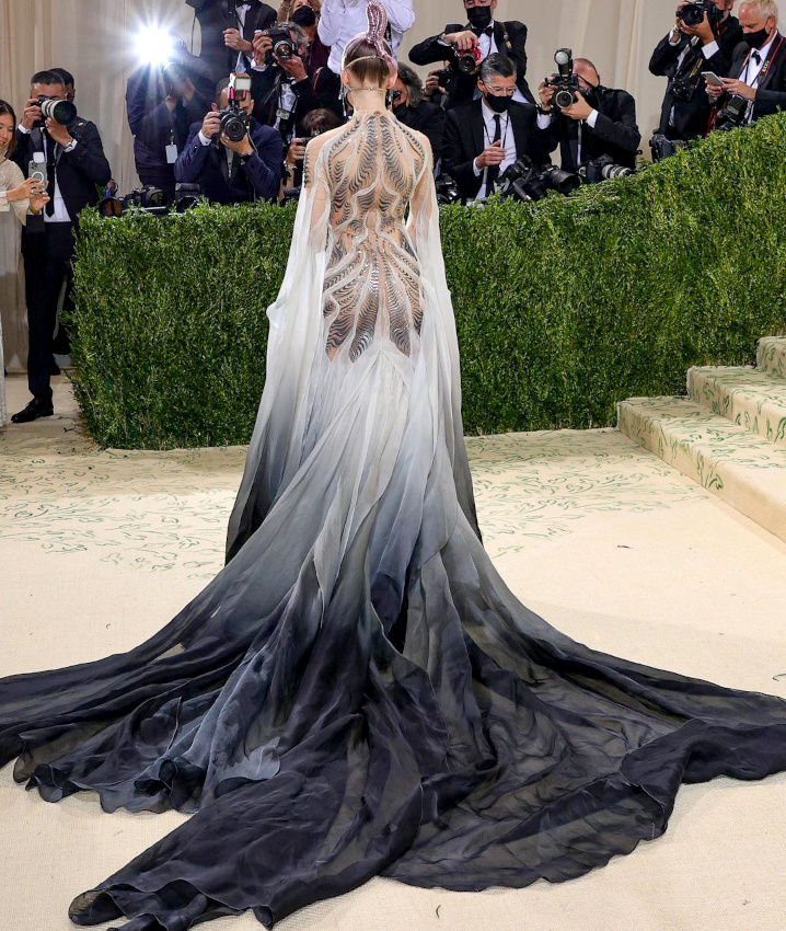 Rarement le travail d'Iris van Herpen aura �t� aussi mis en valeur qu'au dernier Bal du Met !