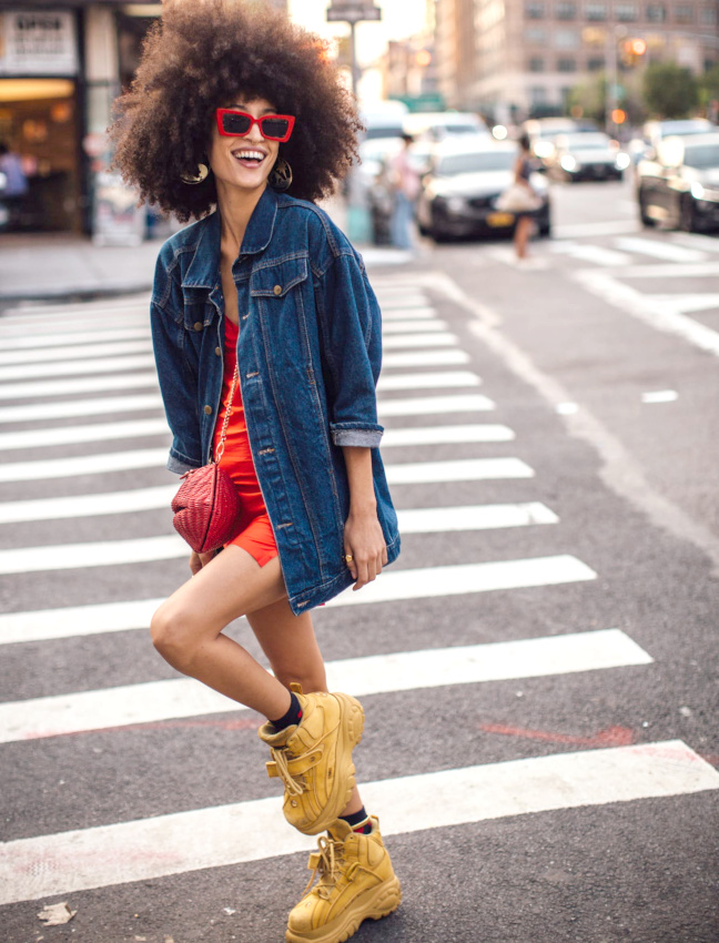 Quand une bonne dose de joie de vivre permet de rendre presque acceptable le come-back des boots plateformes...