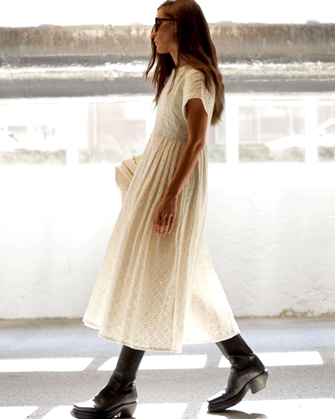 Rien de tel qu'une paire de bottes de caract�re pour continuer � porter ses robes estivales en automne !