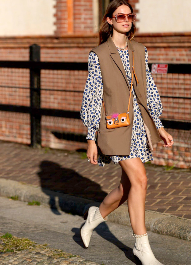 Blazer sans manches + mini robe ample = le bon mix