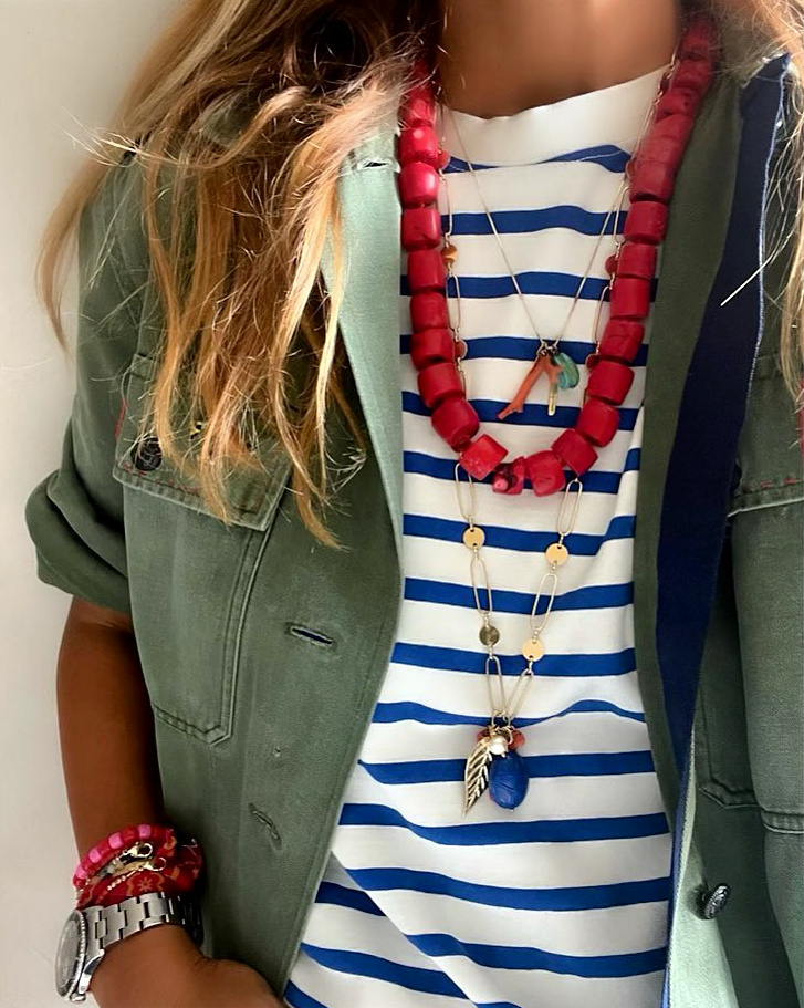 Kaki + rayures marini�res + collier rouge = le bon mix