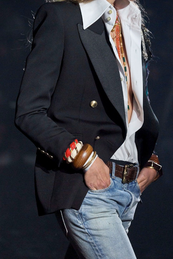 Oui au t�lescopage entre bijoux folks et veste de smoking !