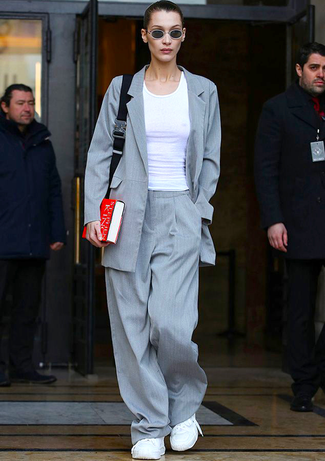 Rien de tel qu'un costume large port� avec un haut moulant et des baskets �paisses !