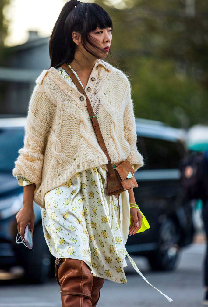 Maille loose + fleurs + cuir marron = le bon mix