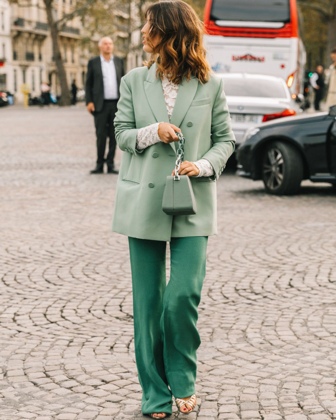 Oui au mix and match de verts relev� d'une touche de blanc !