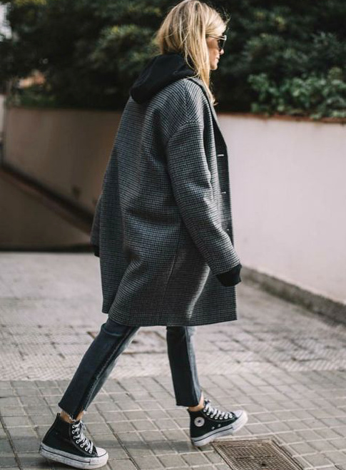 Oui au t�lescopage entre manteau � petits carreaux, sweat � capuche, jean slim 7/8 et converses !