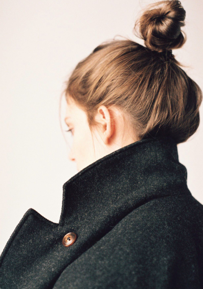 Chignon haut + col de manteau relev� = le bon mix