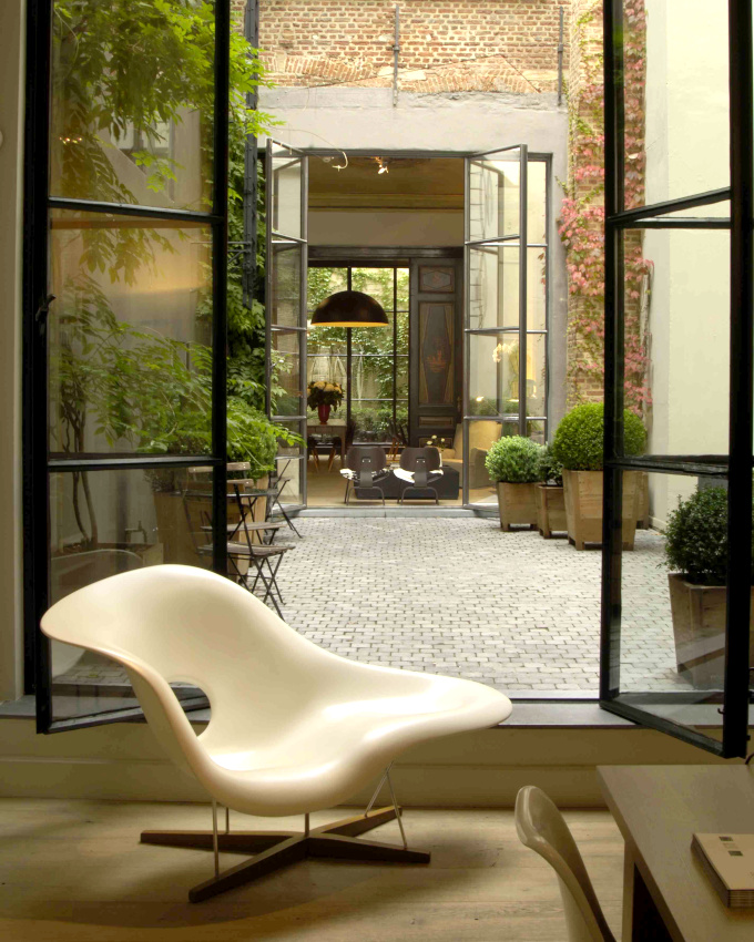 Meuble design + cour int�rieure pav�e = le bon mix