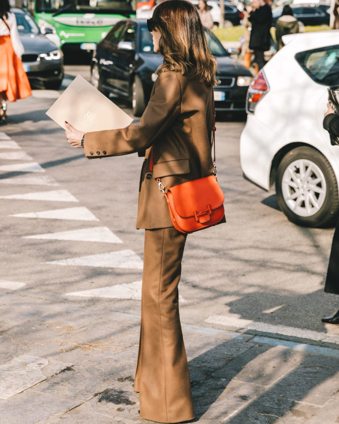 Oui au mix marron clair + touche d'orange !