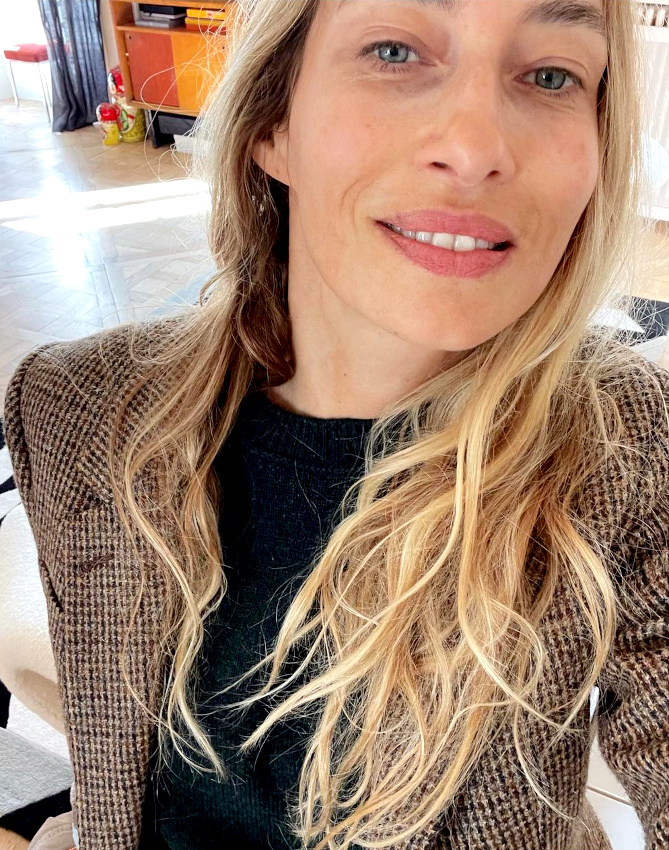 Blazer en tweed + pull col rond + longue chevelure = le bon mix