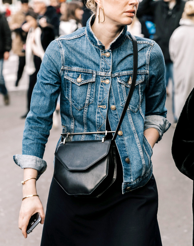 Veste en jean boutonn�e sur le haut + sac rigide subtilement conceptuel = le bon mix