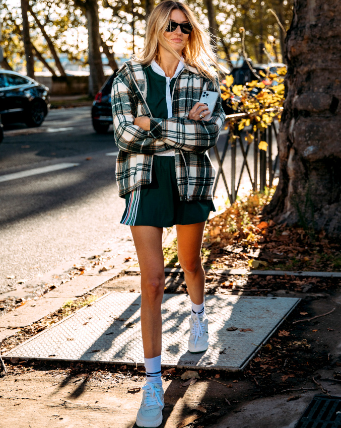 Oui au mix blouson cosy � carreaux/mini robe sportswear !