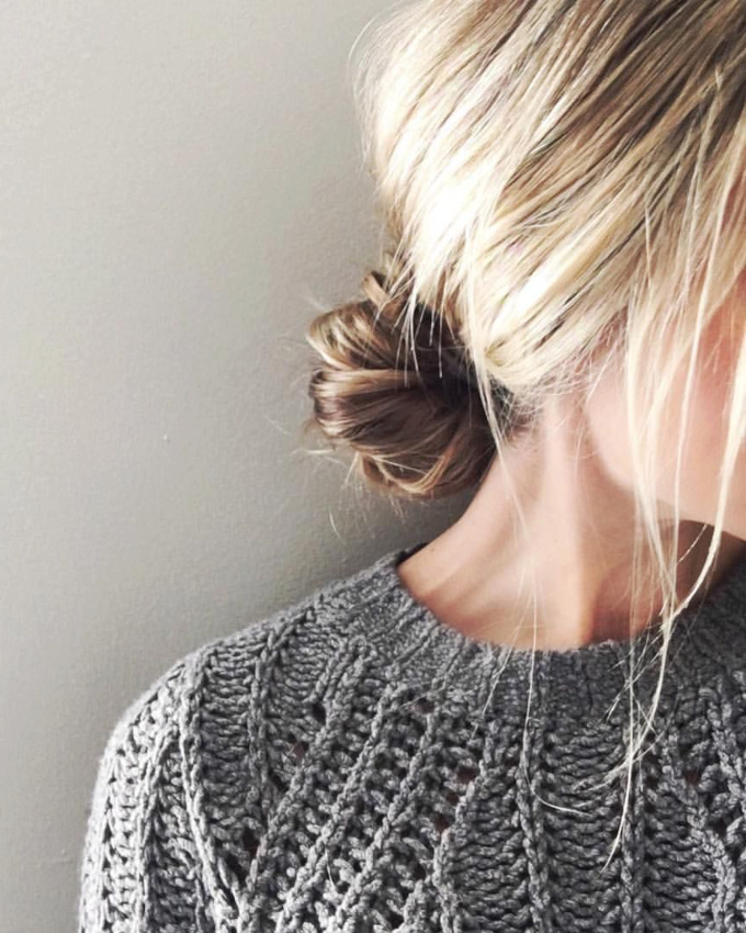 Chignon bas coiff�/d�coiff� + pull en grosse maille = le bon mix