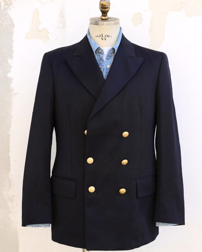 Blazer bleu marine + chemise en jean = le bon mix